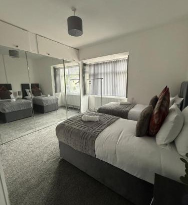Northfield Apartment | Hidden Gem - 4 Bedroom Home