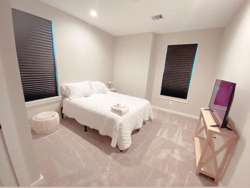 Northside House | Hidden Gem - Gated Community & Garage Parking
