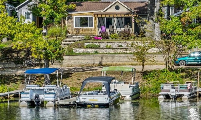Brighton Cabin | Hidden Gem on the Shoren20 Mi from U of M Football!