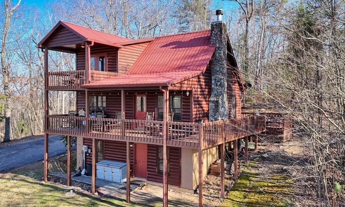 Morganton House | Hidden Hills, Cabin for Family Getaway with Mountain Views! - Hot Tub and Wifi