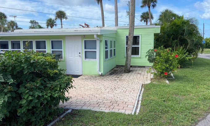 Englewood House | Hidden Oceanfront Seasonal Gem !! Keep your Boat right outside your door!