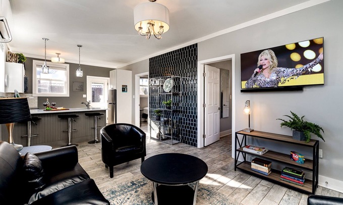 Nashville House | Hidden Pearl-3 Units-Private Patios-Near Broadway