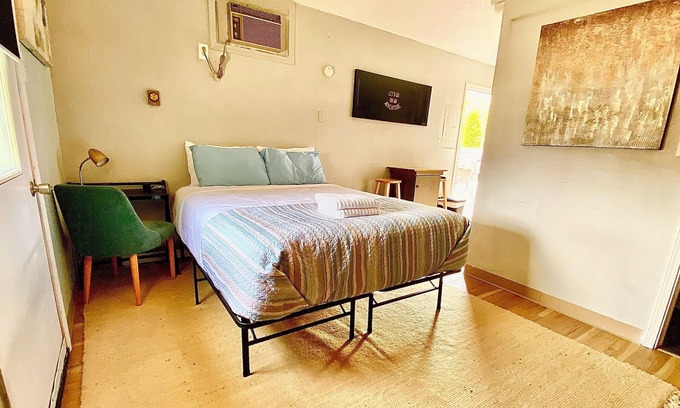 Port Clinton Apartment | Hidden Studio Retreat + Walk to Jet Express+Dining