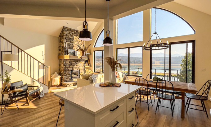 East Kootenay Cottage | Hidden π - Stylish Lakefront Cottage on Koocanusa π