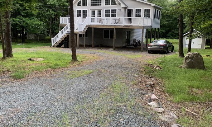 Albrightsville Ski Chalet | Hidden Woods Chalet 6BR on Lake Towamensing 0.5 miles away