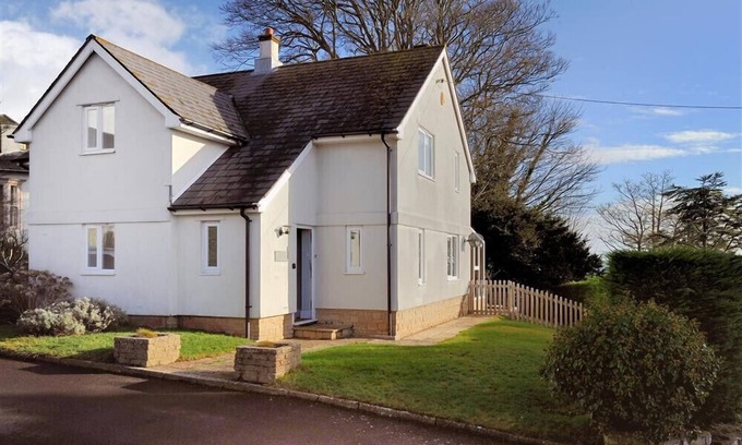 Lyme Regis House | HIGH CLIFF COTTAGE, pet friendly, with a garden in Lyme Regis