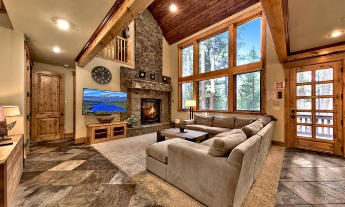 Montgomery Estates Cabin | High-end 5 Bedroom, Hot Tub, Game Room, Arcade Games and Foosball, Near Lake and Walk-to-Trails