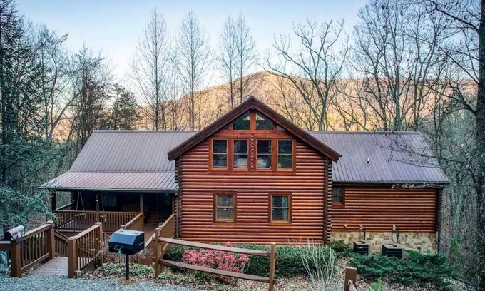 Wears Valley Apartment | High-end Luxury Cabin, Sauna, Hot Tub, Gameroom