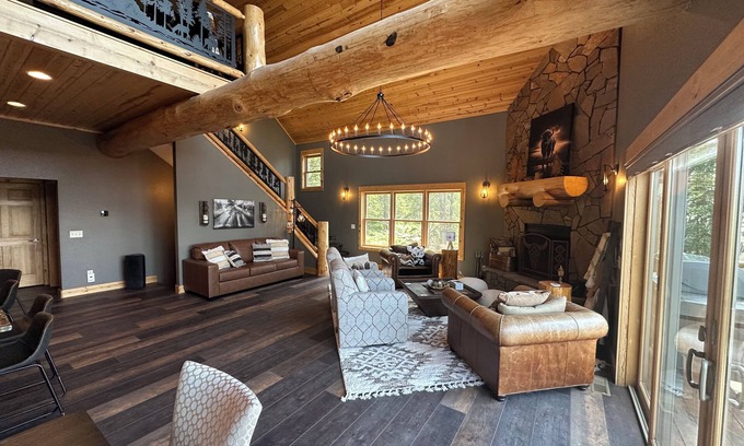 Lead House | High End Luxury with Rustic Woodsy Charm 4-bedroom cabin next to Terry Peak Lead