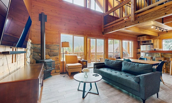Hyak House | High-end ski-in/ski-out getaway with fast WiFi, large deck & more