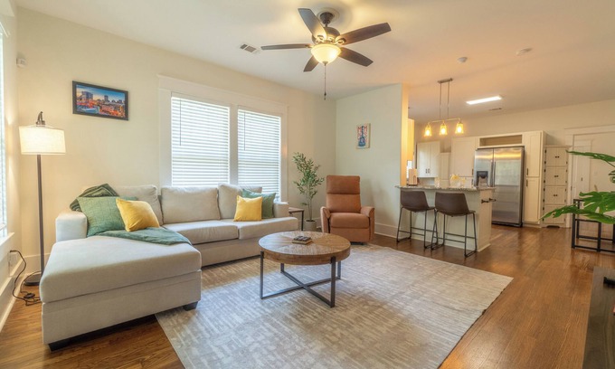 East Memphis House | High Speed Internet-Coffee Bar-Large Private Yard-Cozy