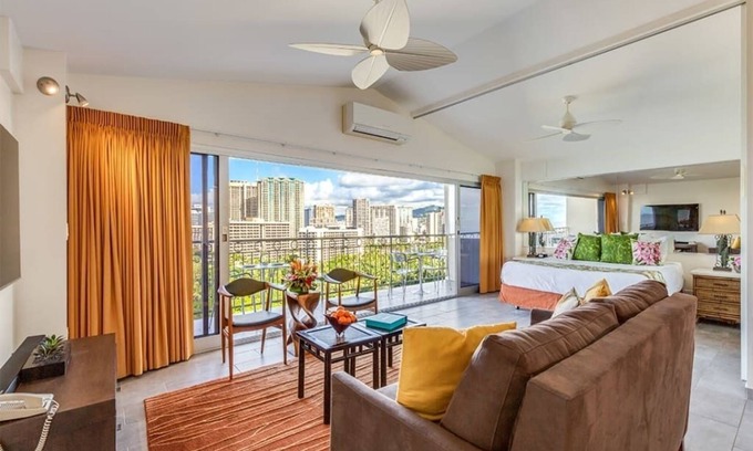 Waikiki Condo | High Style w/Amazing Ocean View, Modern Kitchen, Free WiFi–Waikīkī Shore PH06