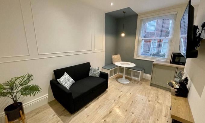 Luton Apartment | High Town Apartments | Just steps from Luton train station