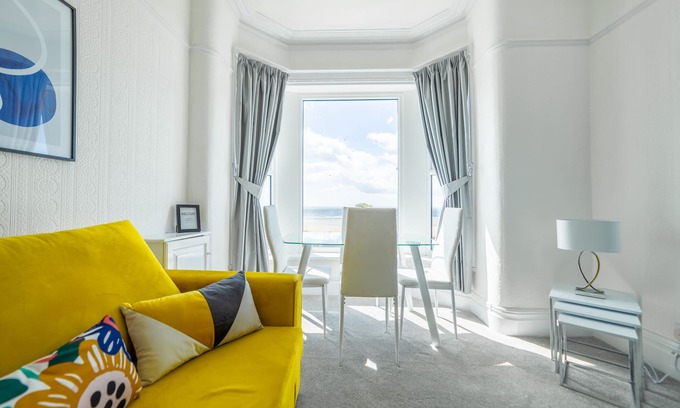 Thornton-Cleveleys Apartment | HIGHCLIFFE SEAVIEW SUITE - BEACH - PERFECT RETREAT