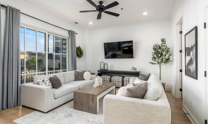 Druid City House | Highend Stadium View Home, Pool & Game Room Garage