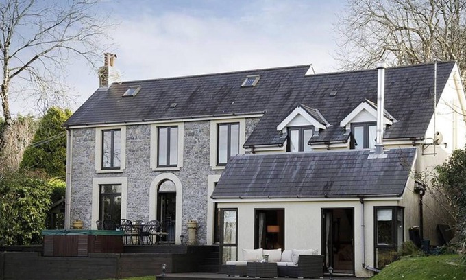 Bishopston House | Highfield House in the beautiful Swansea
