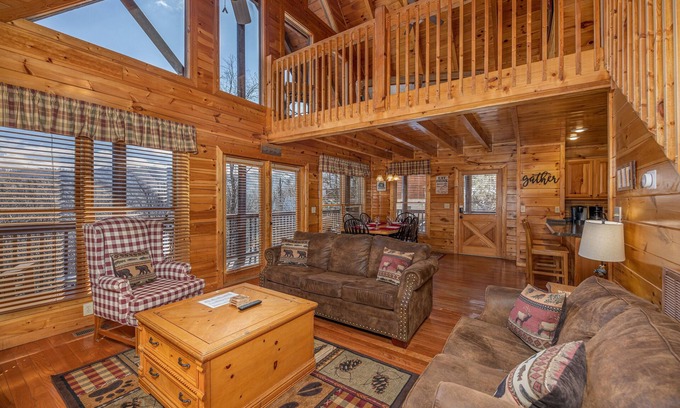 Gatlinburg - Pigeon Forge Cabin | HIGHLAND RIDGE CABIN Mountain Views! Clean 5 star, Game Room, Hot Tub DOLLYWOOD