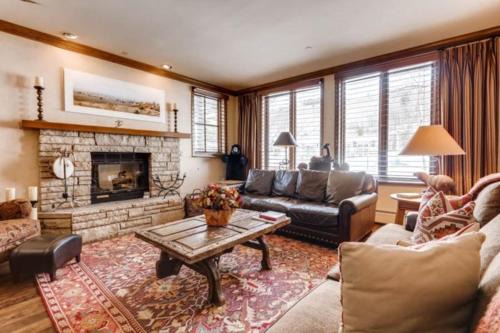 Highlands Townhomes Apartment | Highlands Slopeside 200 by East West Hospitality