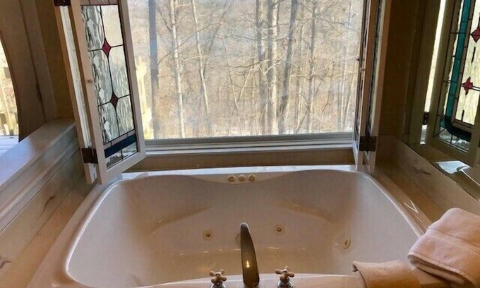 Eureka Springs Cabin | Hiking Trail + Cave + Jetted Tub w/View + Kitchen