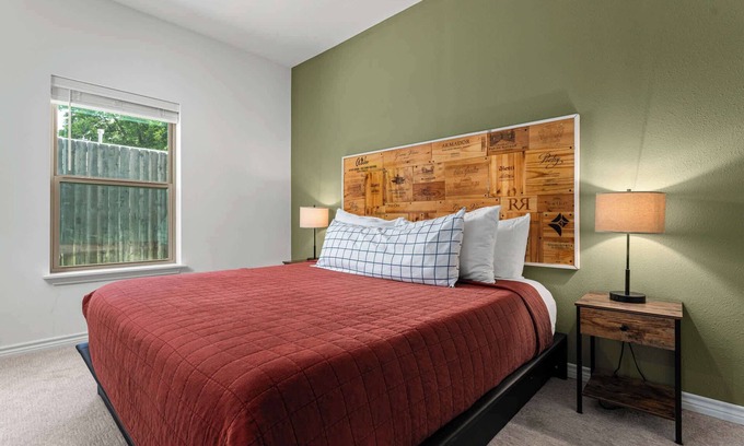 Fredericksburg House | Hill Country Vine Haus - Easy access to wine route