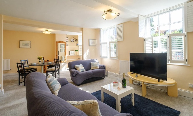 Framlingham Cottage | Hill House Apartment - sleeps 2 guests in 1 bedroom