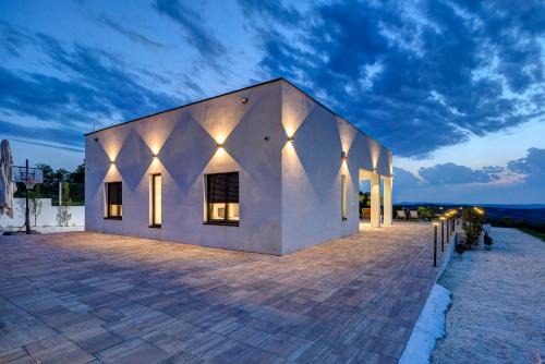 Mladenovac Villa | Hill Luxury House