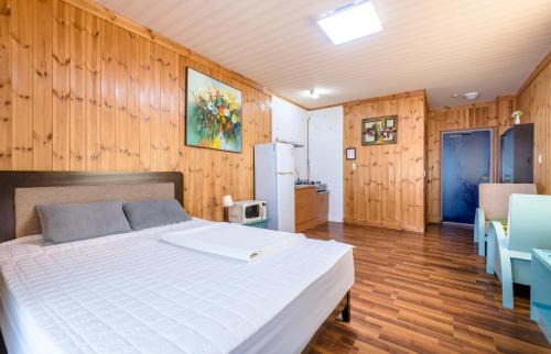 Hallim Apartment | Hill Pension