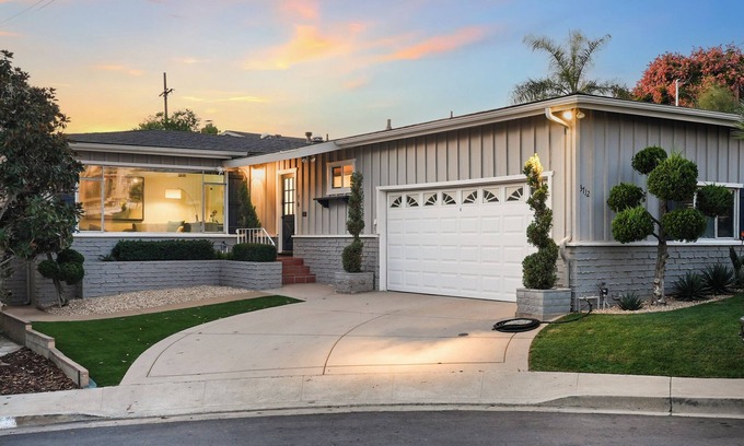 Middletown House | Hills Hideaway by CoastVH - Luxury Midtown 3br