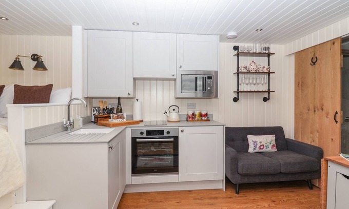 Ashbourne Cottage | Hillside Hut