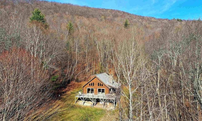 Stockbridge House | Hillside log home in Pittsfield 7 miles from Killington base and Pico ski areas