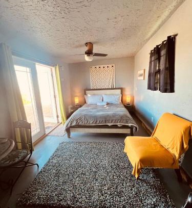 Twentynine Palms House | Hilltop Cabin with Starlink and View 10 mins to JT Park