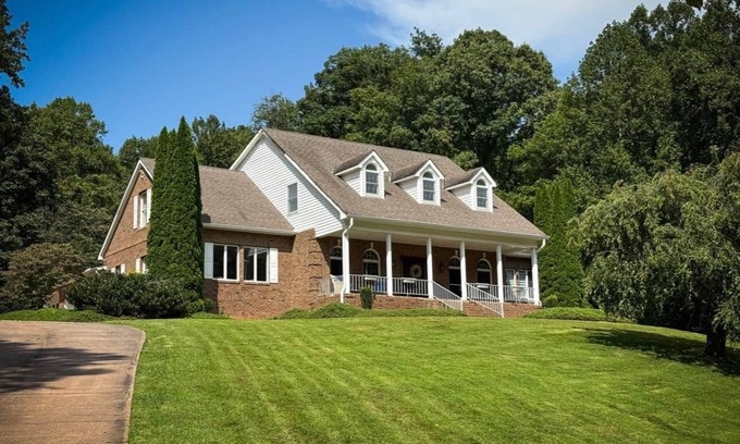 Fairview House | Hilltop Haven-6 bedroom-Space for Big fams-Gameroom w/Pool table&pingpong table
