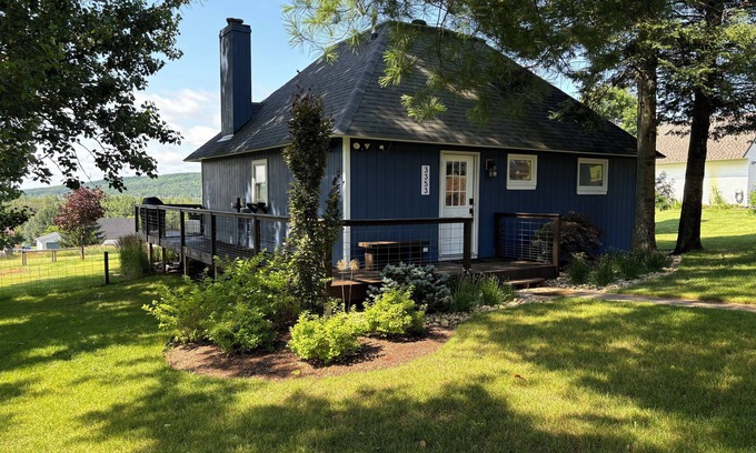Boyne Falls Cabin | Hillview Haven - Hot tub - Mountain Views -Golf - Kid Friendly