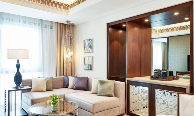 Business Bay Hotel | Hilton Dubai Al Habtoor City Junior Suite Room