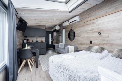 Jamsa House | Himosranta Suite C - Private Suite with Sauna & Lake Views