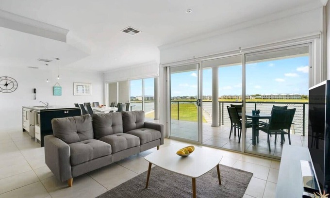 Nangkita House | Hindmarsh Island - Waterfront Luxury, Wi-Fi, Linen