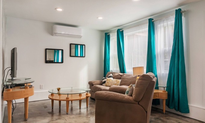 Temescal Apartment | Hip 2 bedroom Walk to Restaurants and Public Transit