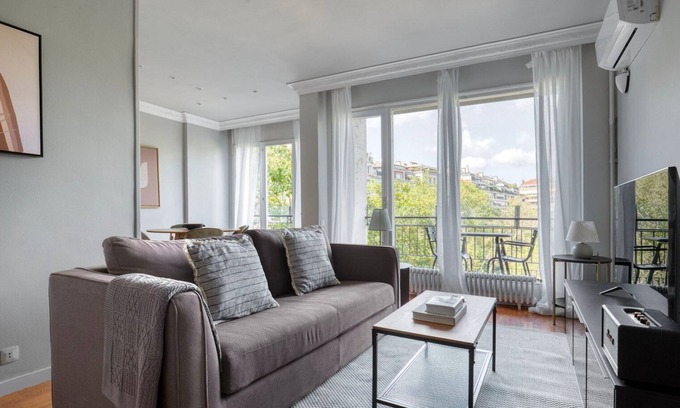 Sant Gervasi Apartment | Hip Galvany 3BR w/Doorman, Balcony & Park Views, by Blueground