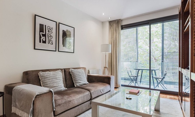 Dreta de l'Eixample Apartment | Hip La Dreta de l'Eixample 2BR w/Balcony, A/C, Washer, by Blueground