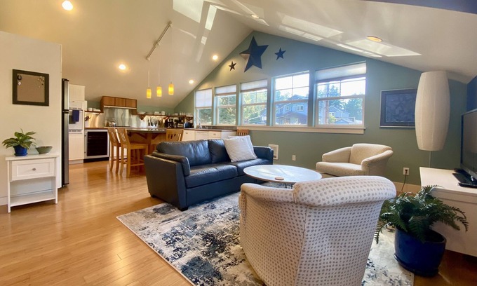 Geneva Apartment | Hip & Sunny Lake Whatcom Apartment. Minutes to WWU and outdoor recreation.