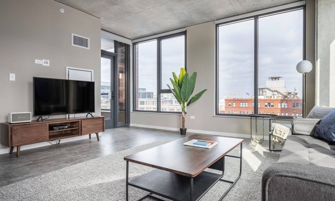 West Loop Apartment | Hip West Loop 2BR w/Gym, Pool, near Fulton Market, by Blueground