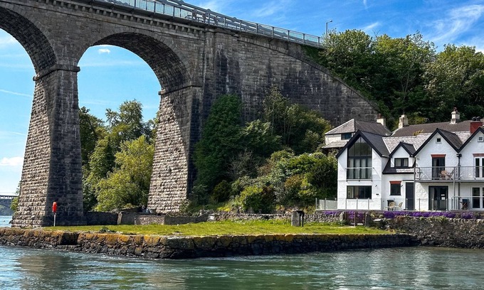 Bangor Cottage | Hiraethog - sleeps 8 guests in 3 bedrooms