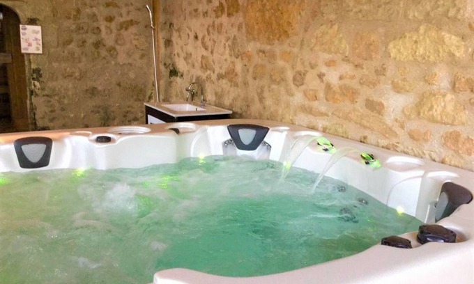 Les Essards Cottage | Historic 17th-Century Retreat: Modern Comforts, Private Sauna & Jacuzzi, Near Loire Castles