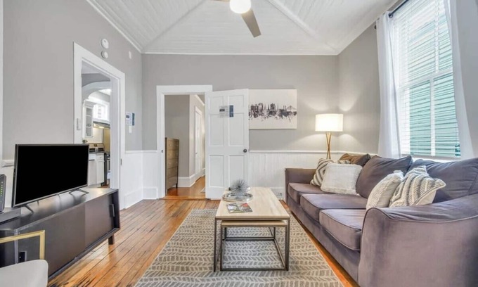 Cannonborough Elliotborough House | Historic 1905 Charming Bungalow 2 Blocks From King