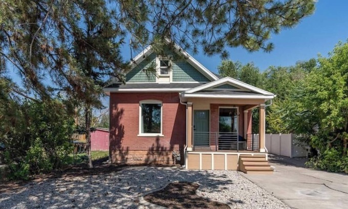South Salt Lake House | Historic 1907 SLC Victorian - Hot Tub - Firepits - Exposed Brick