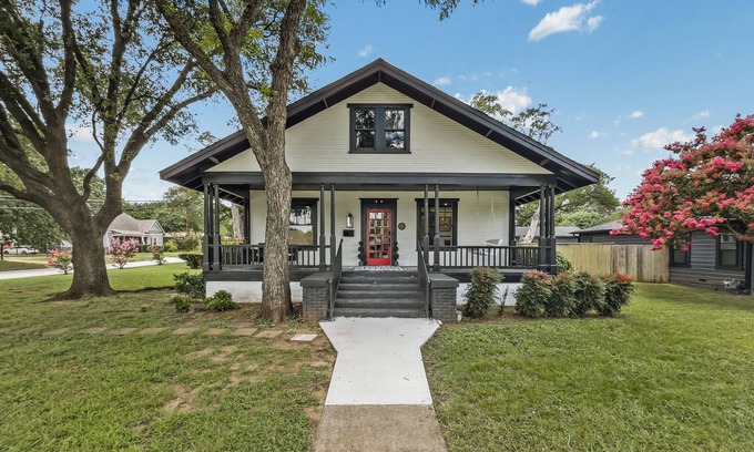 Central Arlington House | Historic 1915 Home, 1 Mile from AT&T Stadium, with 5 bedrooms & Private Backyard