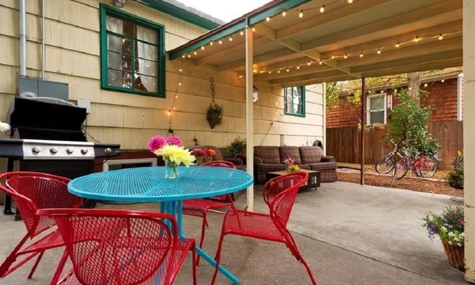 North End House | Historic Art-Deco Suite easy walking distance to downtown, Hyde Park and River!