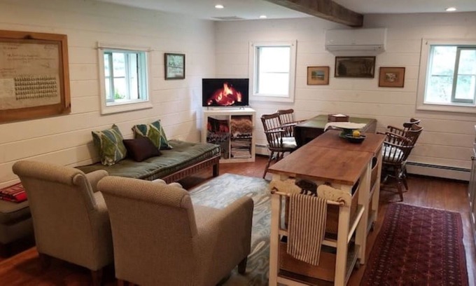 Woodstock Cottage | Historic Baumgarten Cottage, Family Friendly