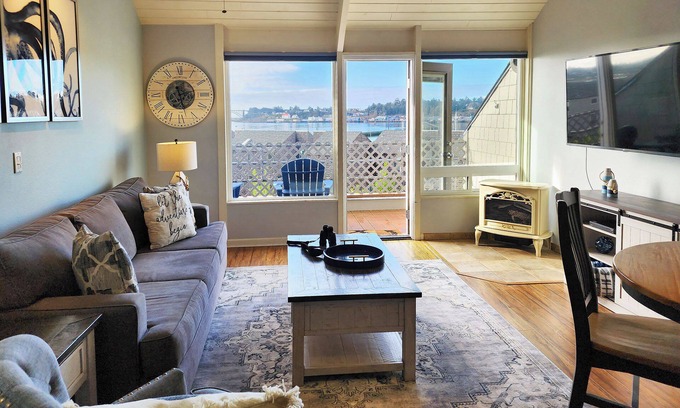 Newport Condo | Historic Bayfront! Stellar Bridge & Bay Views! Bay Dreaming