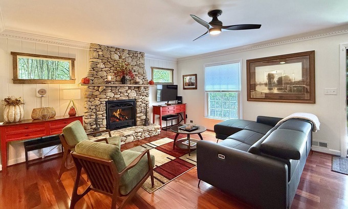 West Side Historic District House | Historic Blythe Cottage in Downtown Hendersonville